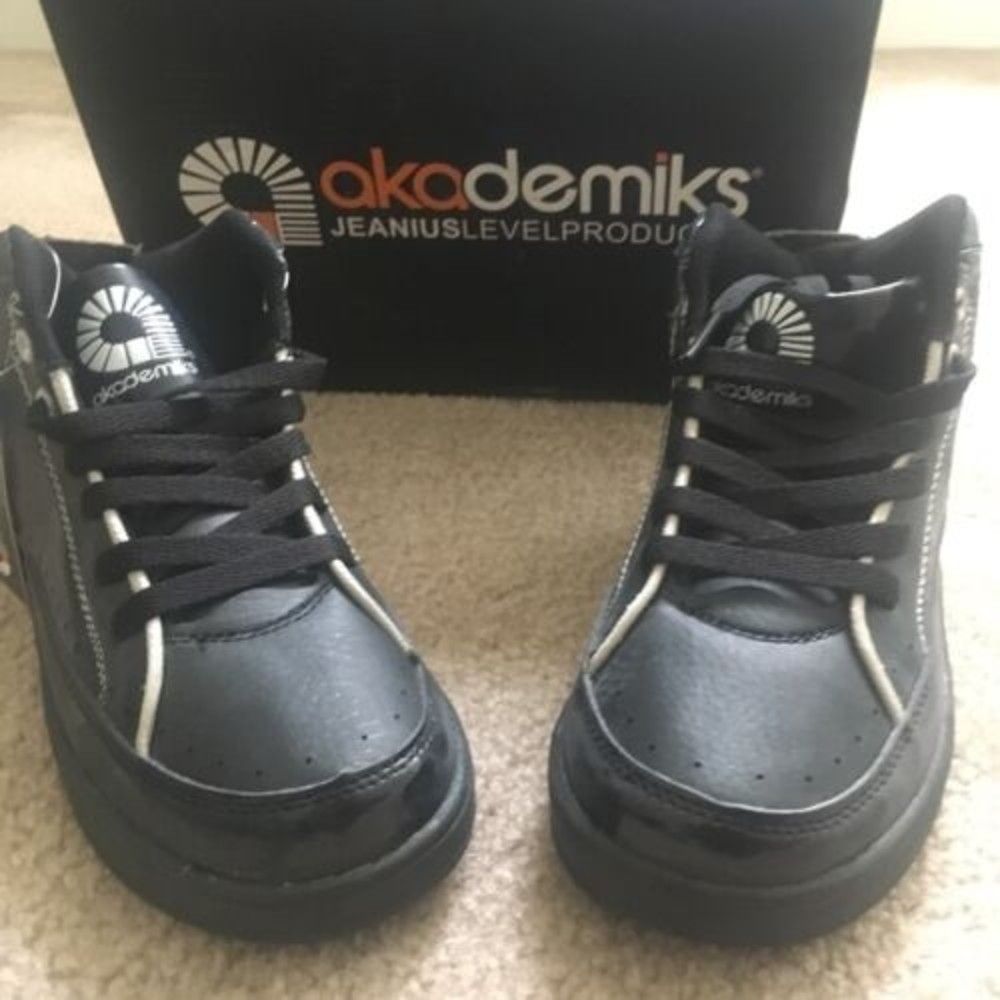 Akademiks Boys Casual Athletic Sneakers Shoes Black White Choose Your Size